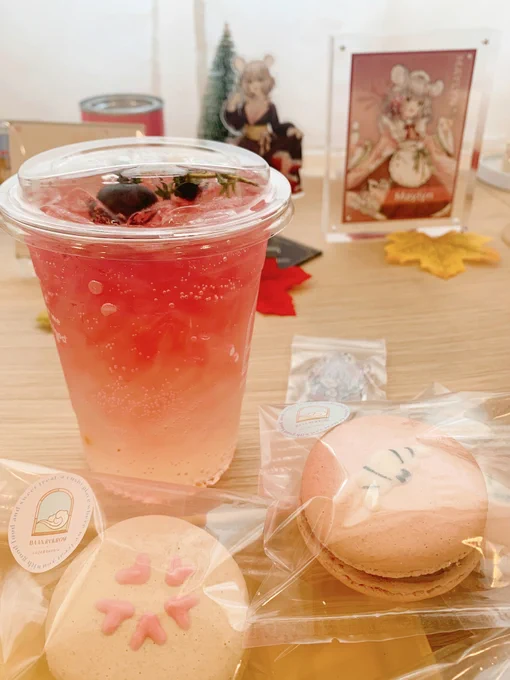  #ShuuchillCafe #ชินชิเลี่ยน เมื่อวานไปคาเฟ่ครบรอบ 1 ปีเมย์ลินมาค่า เครื่องดื่มและขนมน่ารักมาก  ไปถ่ายรูปกับสแตนดี้น้องมาด้วย เขินๆ 