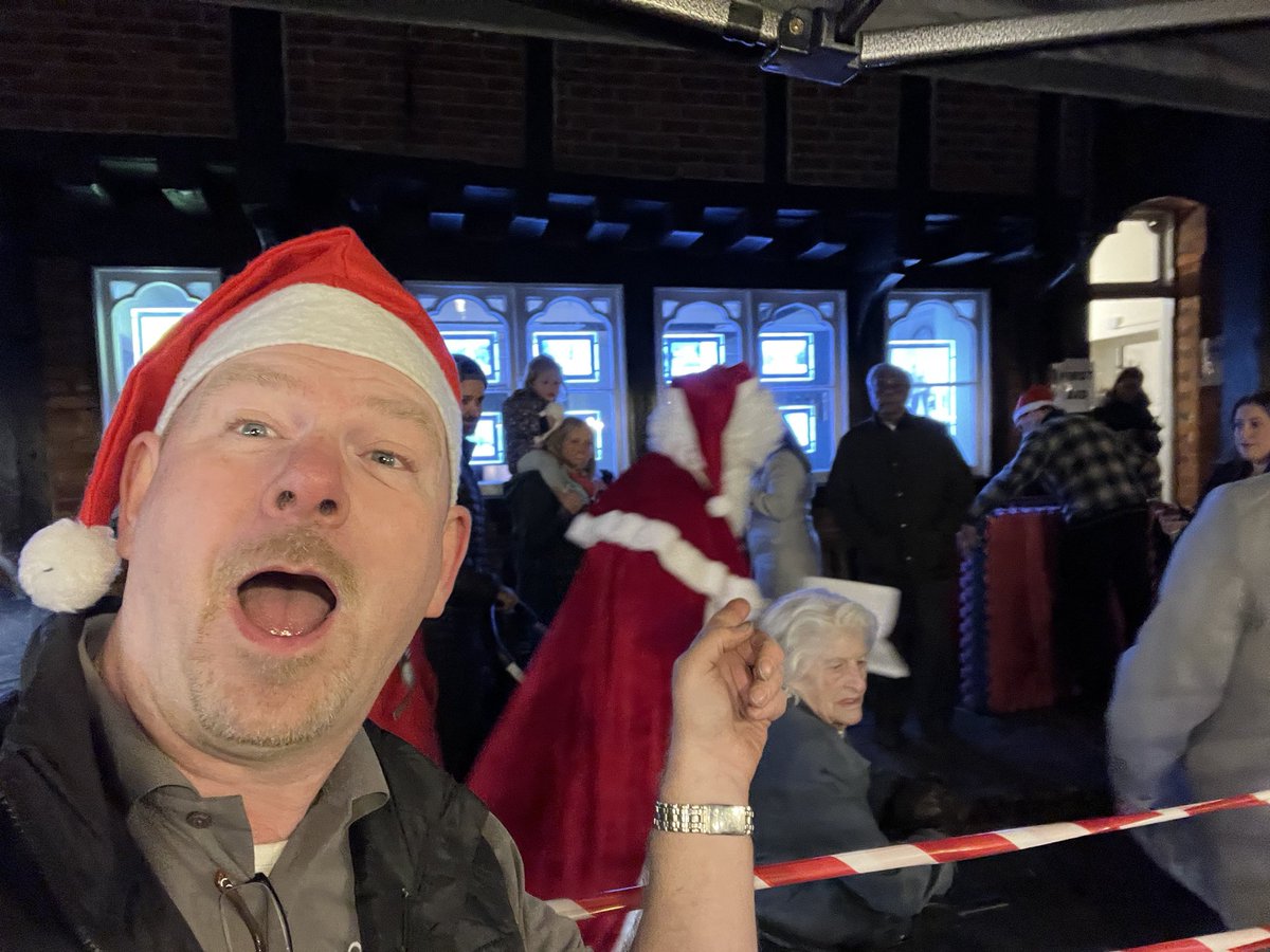 AndyWebbDJ's tweet image. So so tired today… started at 8am yesterday and finished unloading at 1am today.
BUT…. People’s faces when we do what we do makes it all worth it.

Finally a bit of Christmas cheer 
#Beaconsfield #ChristmasLights #EventProfessional #Compere #DJ #Electrician #OutdoorEvents