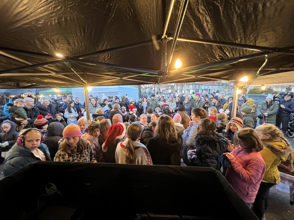 AndyWebbDJ's tweet image. So so tired today… started at 8am yesterday and finished unloading at 1am today.
BUT…. People’s faces when we do what we do makes it all worth it.

Finally a bit of Christmas cheer 
#Beaconsfield #ChristmasLights #EventProfessional #Compere #DJ #Electrician #OutdoorEvents