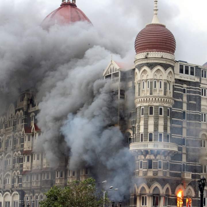 छब्बीस ग्यारह को उट्ठा हम मुंबई का तूफान न भूले।
उग्रवाद के दंश न भूले शहर बना शमशान न भूले।
आंसू की बरसात में भीगे हम जलते अरमान न भूले।
लोकतंत्र की लाश न भूले खाकी का  बलिदान न भूले।
#mumbaiattacks #anamikamberpoem #poetry #khakhi #2611