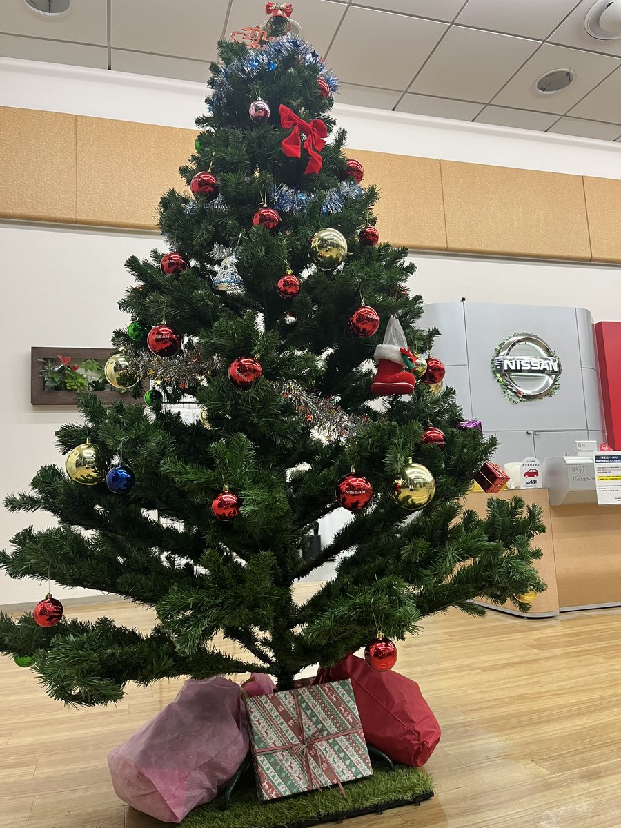 11khorie's tweet photo. こんばんはー(*≧∀≦*)
イイ日産の日フェアが終わったので、クリスマスツリー🎄出しました！
クリスマスツリー出すといよいよ今年も終わりやなぁ〜って思いますよね🤔

#クリスマス #クリスマスツリー #年末
#NISSAN #日産 #ニッサン https://t.co/loZofUKVpM