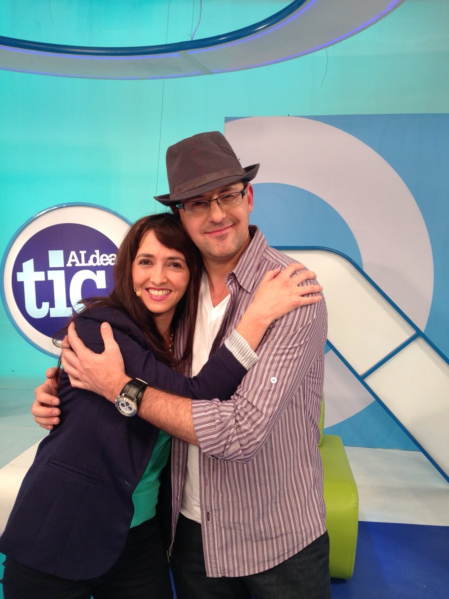 catalinalopezg's tweet photo. Hoy hace 10 años me tomé una foto con ⁦@UribeDJ⁩ 🥰 https://t.co/4w1DebiPgf
