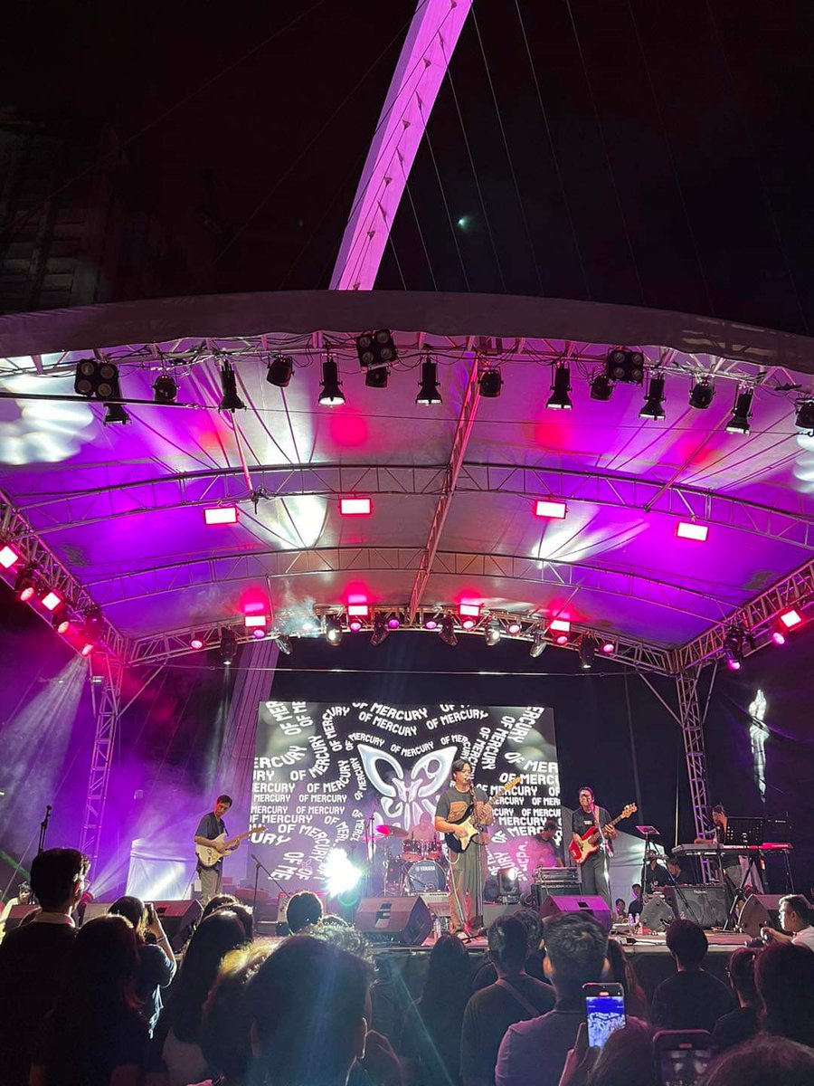 of Mercury takes it to the bridge here at Parklinks! 🎸🙌🏻

#TakeItToTheBridge #RainingInManilaTourFinale #Parklinks