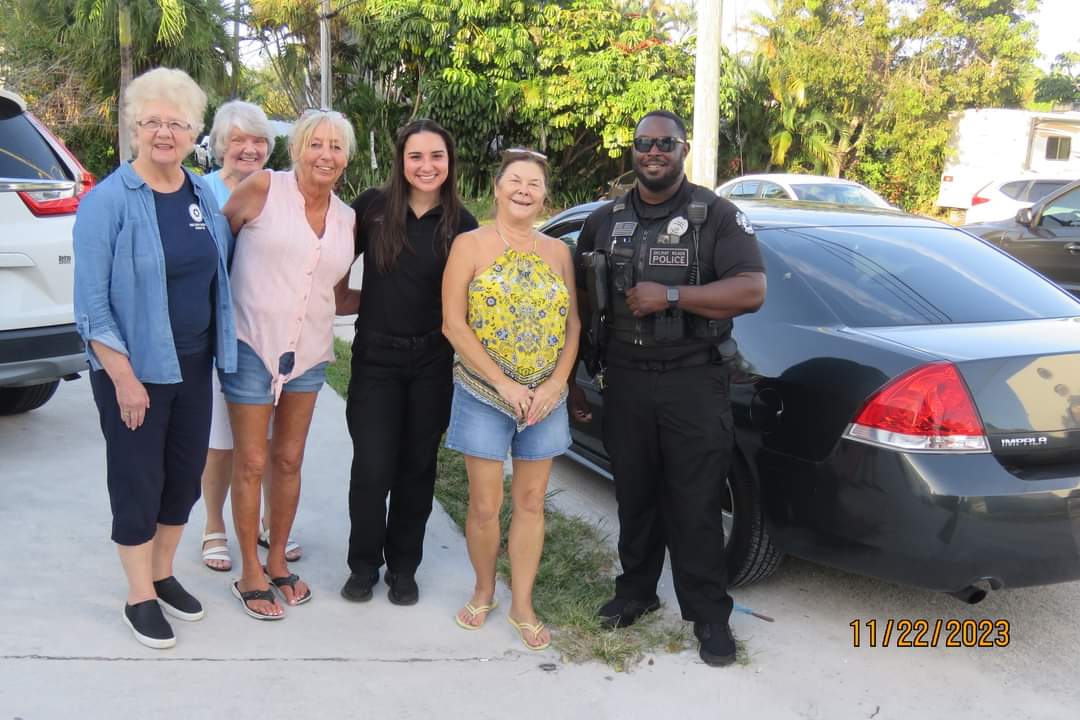 American Legion Auxiliary Unit 65, Delray Beach, Florida donated five #Thanksgiving dinner baskets to @DelrayBeachPD, they were distributed to families in need in our community.
#RingYourBell #BellsInService #ProudToBeLegion 
@ALAforVeterans