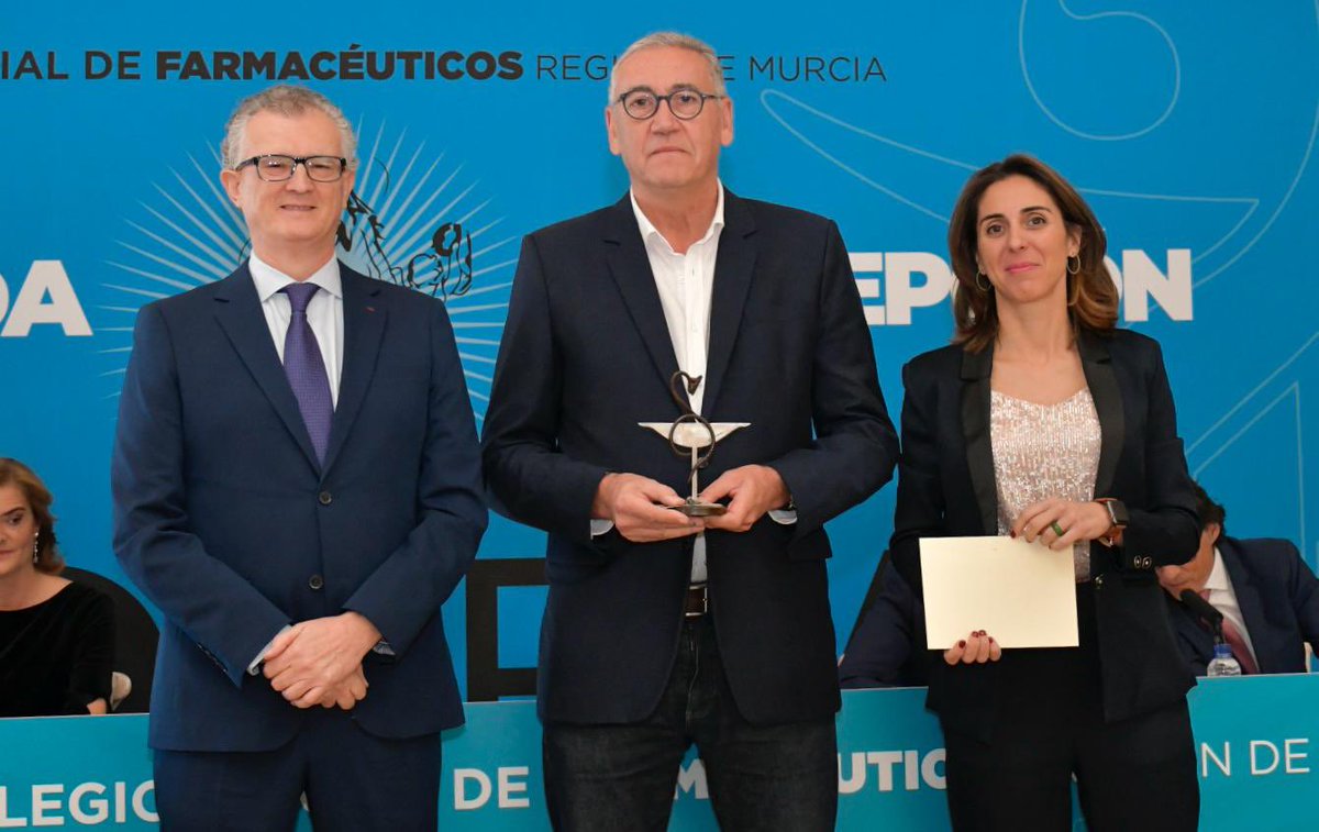 CirugSolidaria's tweet photo. Gracias al @cofmurcia por el reconocimiento a Cirug��a Solidaria, Premio Mejor Iniciativa Socio-Sanitaria del Colegio Oficial de Farmacéuticos de la Región de Murcia 

@Murciasalud @regiondemurcia https://t.co/M0HiXupehu