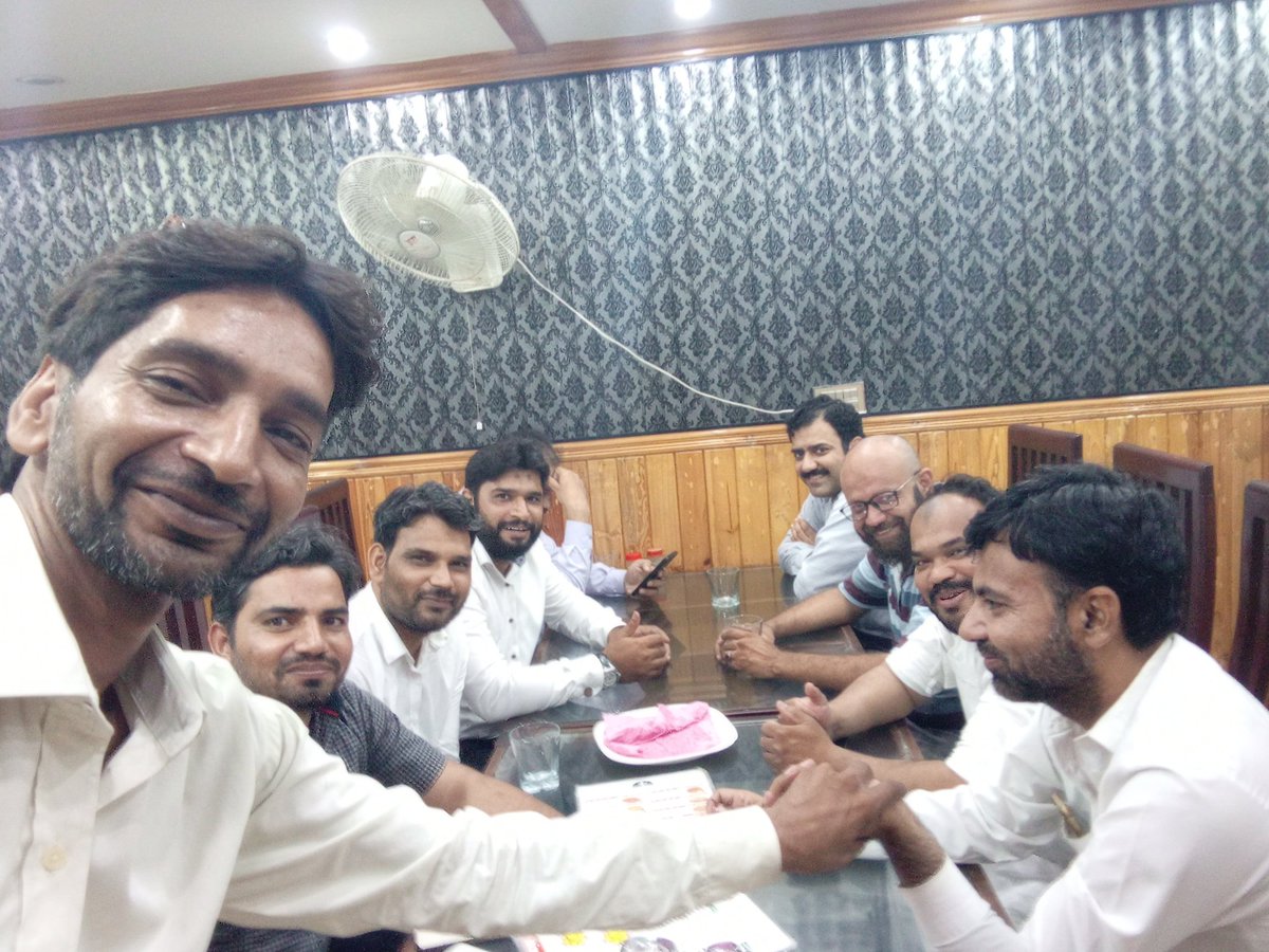 اپنے دوستوں کے ساتھ