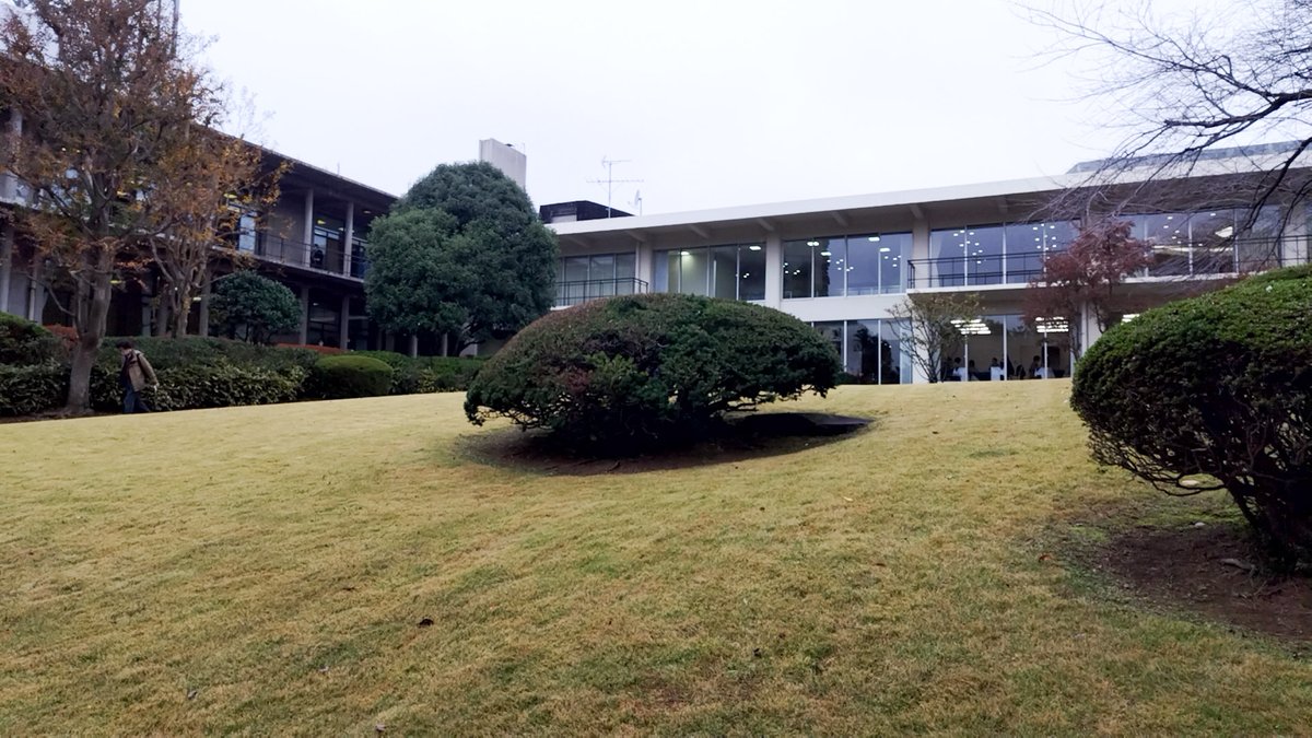cygnus_wing's tweet photo. 三番町共用会議所。山縣有朋邸跡。
庭園はそんなに広くはないものの、池や芝生など趣がある。
防犯や視線を遮るためか外周部は常緑樹が多く、内側の少ない落葉樹で秋冬の季節感を頑張ってる感じ。
竹製のカラーコーン・コーンバーがお洒落。 https://t.co/BLGruFabOX