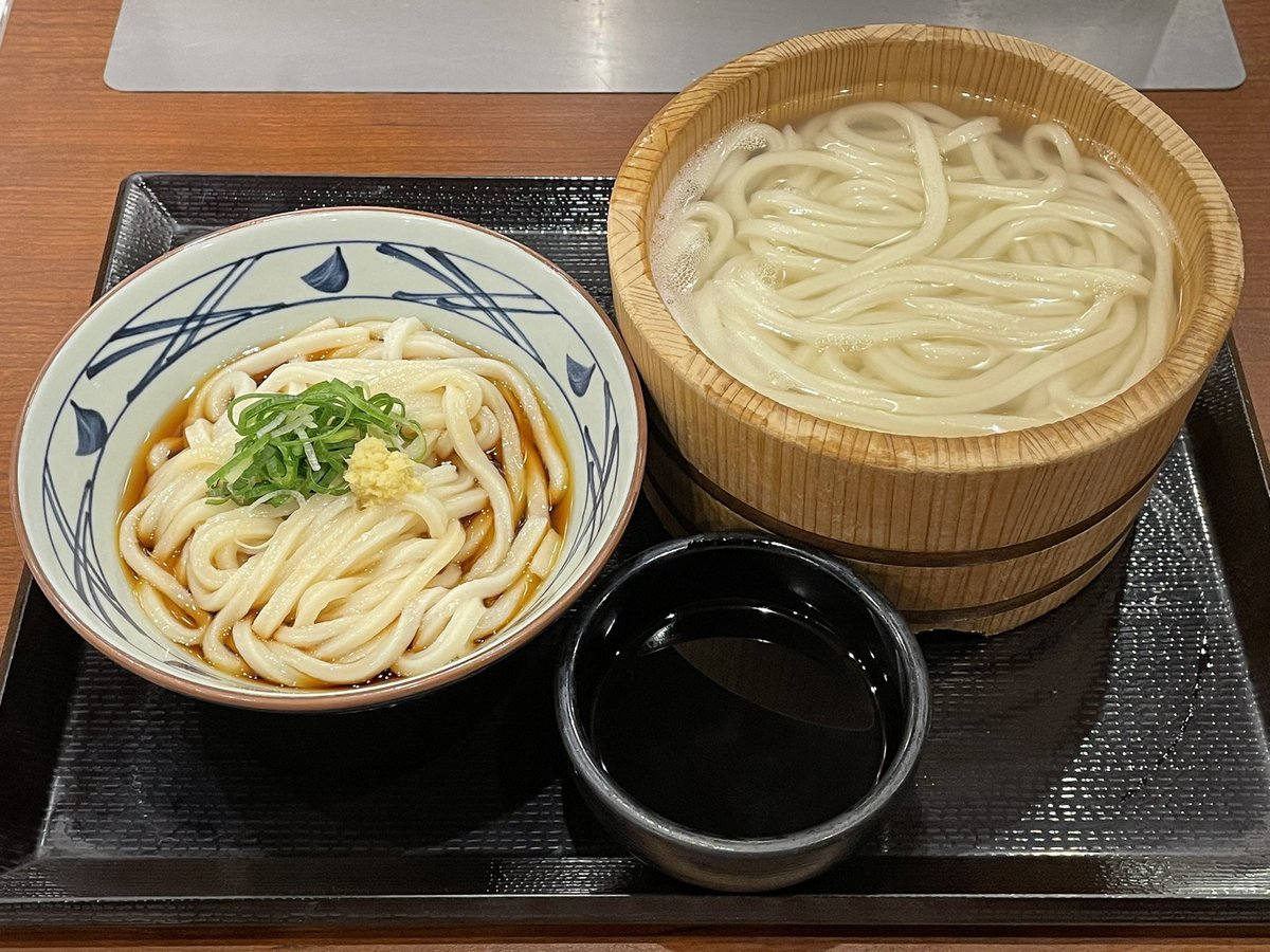 zawasan_noto's tweet photo. 丸亀製麺グループの中で1人だけしかいない"麺匠"が、金沢畝田店にやって来るイベントに来てみたよ。時間前から行列になり、開始時間には30人以上が並んでいました。麺匠のおすすめは"釜揚げうどん"と"かけうどん"とのことですが、温冷食べ比べたかったので"釜揚げうどん"と"ぶっかけうどん"をオーダー https://t.co/PiGhFrUFFp