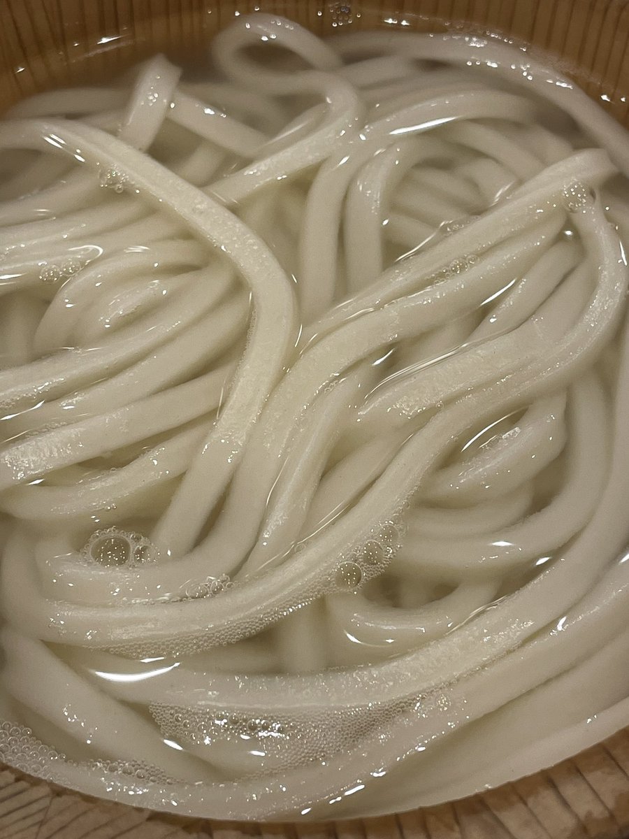 zawasan_noto's tweet photo. 丸亀製麺グループの中で1人だけしかいない"麺匠"が、金沢畝田店にやって来るイベントに来てみたよ。時間前から行列になり、開始時間には30人以上が並んでいました。麺匠のおすすめは"釜揚げうどん"と"かけうどん"とのことですが、温冷食べ比べたかったので"釜揚げうどん"と"ぶっかけうどん"をオーダー https://t.co/PiGhFrUFFp