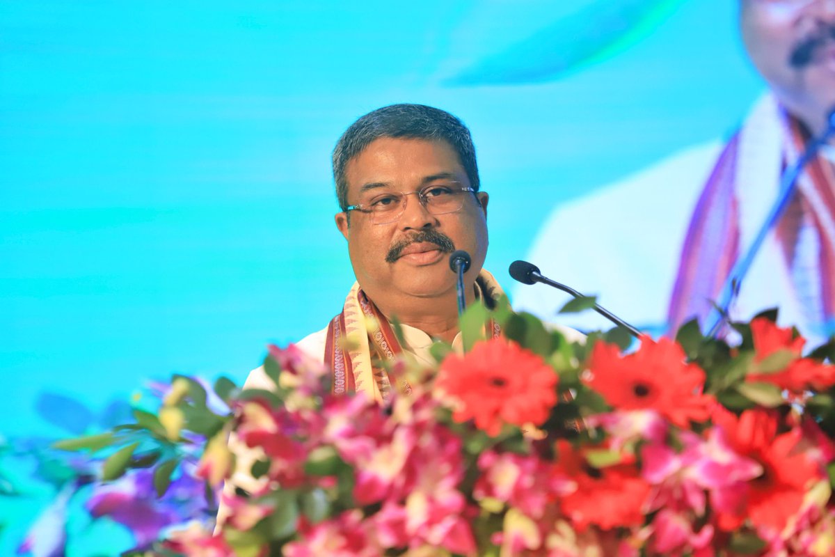 dpradhanbjp's tweet photo. କଳା, ସଂସ୍କୃତି, ପ୍ରତ୍ନତତ୍ତ୍ୱ, ପରମ୍ପରା ଓ ସାହିତ୍ୟ, ଓଡ଼ିଶାର ସମାଜ ବିଜ୍ଞାନ, ମାନବ ବିଜ୍ଞାନ, ରାଜନୈତିକ ପ୍ରକ୍ରିୟା ଓ ରାଜନୈତିକ ସଂସ୍କୃତି, ପ୍ରବାସୀ ଓଡ଼ିଆ ଓ ତାଙ୍କର ଅବଦାନ, କୃଷି, ବାଣିଜ୍ୟ, ବ୍ୟବସାୟ ଓ ଶିଳ୍ପାୟନ, ସମସାମୟିକ ଓଡ଼ିଶାର ବିକାଶ ଧାରା, ବିଜ୍ଞାନ ପ୍ରଯୁକ୍ତିବିଦ୍ୟା ଓ ସ୍ୱାସ୍ଥ୍ୟସେବା,  ଭବିଷ୍ୟତ ଟେକ୍ନୋଲୋଜି ଏବଂ ସ୍ମାର୍ଟ ସିଟି, ଜଳବାୟୁ ପରିବର୍ତ୍ତନ, ପରିବେଶ ସୁରକ୍ଷା ଏବଂ ନିରନ୍ତର ବିକାଶ, ସେମିକଣ୍ଡକ୍ଟର, ବିରଳ ମୃତ୍ତିକା ଏବଂ ଉନ୍ନତ ଖଣିଜ ପଦାର୍ଥ ଉପରେ ଓଡ଼ିଶା ଗବେଷଣା କେନ୍ଦ୍ର ଗବେଷଣା କରିବ ।  

ଆଗାମୀ ପ୍ରାୟ ୧୩ ବର୍ଷ ପରେ ୨୦୩୬ରେ ଆମ ପ୍ରଦେଶ ସ୍ୱତନ୍ତ୍ର ପ୍ରଦେଶ ଗଠନର ଶତବାର୍ଷିକୀ ପାଳନ କରିବ । ଆଉ ୨୪ ବର୍ଷ ପରେ ୨୦୪୭ରେ ଦେଶ ସ୍ୱାଧୀନତାର ଶତବାର୍ଷିକୀ ପାଳନ କରିବ । ଏହି ସମୟରେ ଲୋକାର୍ପିତ ଓଡ଼ିଆ ଗବେଷଣା କେନ୍ଦ୍ର ଆଗାମୀ ଦୁଇ ଦଶନ୍ଧି ଧରି ଓଡ଼ିଶାର ବିକାଶ, ଓଡ଼ିଆଙ୍କ ଉନ୍ନତି, ଓଡ଼ିଆ ଯୁବପିଢିଙ୍କୁ ମାର୍ଗଦର୍ଶନ ଦେବା ସହ ଏକ ଉଜ୍ଜ୍ୱଳ ଭବିଷ୍ୟତ ଗଠନ ପାଇଁ ରୋଡମ୍ୟାପ୍ ପ୍ରସ୍ତୁତ କରିବ ।