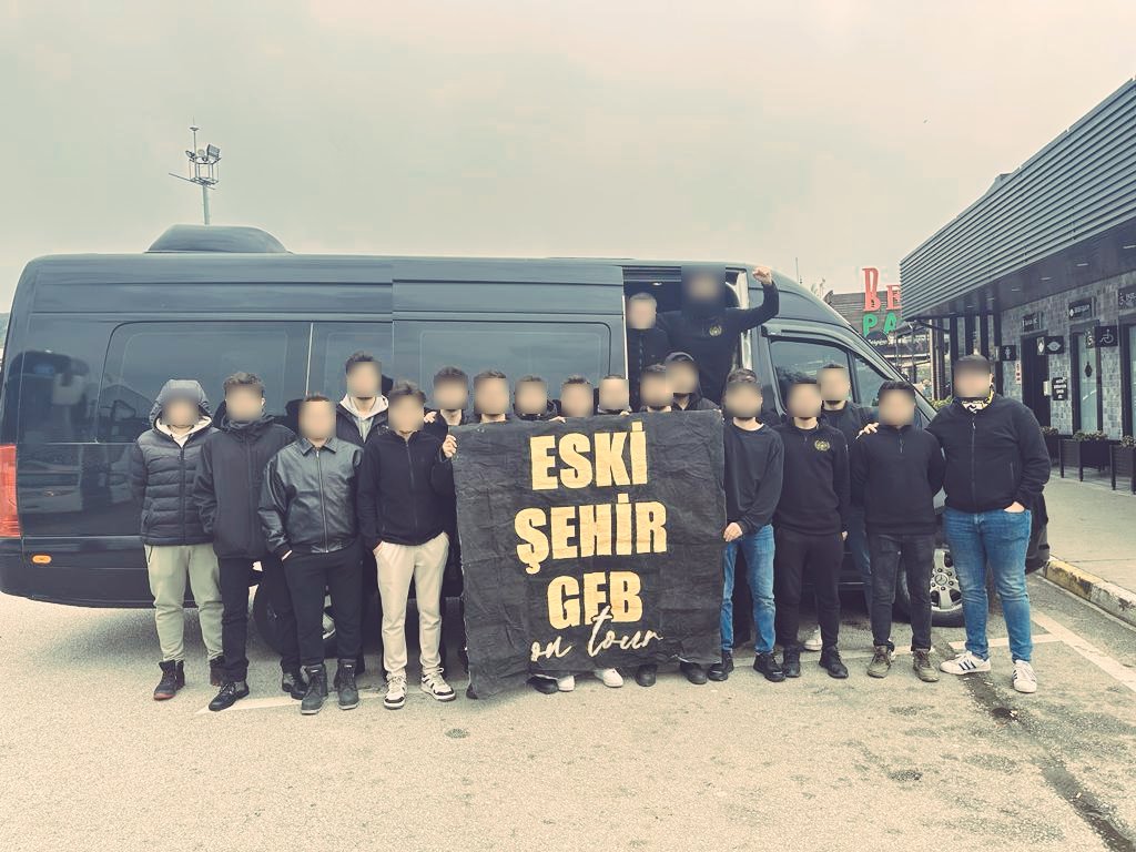 Eskisehirgencfb's tweet photo. BEYAZ ŞERİTLER KISKANIYOR SANA OLAN AŞKIMIZI !

📍Sakarya 
#EskisehirGFB https://t.co/X0dmvO9lfa