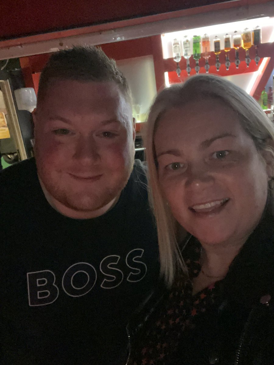 michellem1978's tweet photo. A photo with @goodevans180 has now become an annual event 🎯 Same time next year ? (unless of course you win the whole comp and never make it to Reds !) #darts #pdc #butlins https://t.co/uHMkQ7imVo