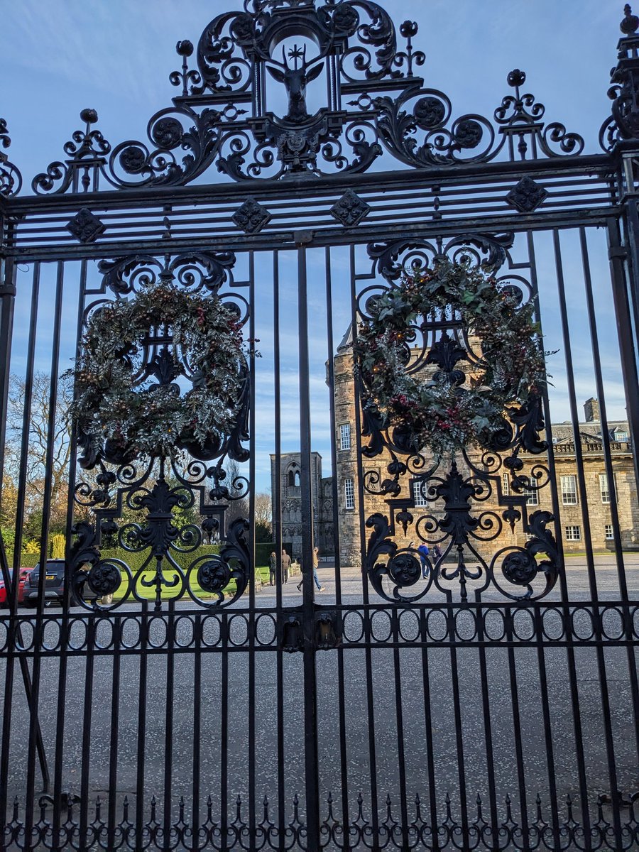 NatalieHorner1's tweet photo. Holyrood at Christmas @LoveOfGates https://t.co/Blfhi2mttw