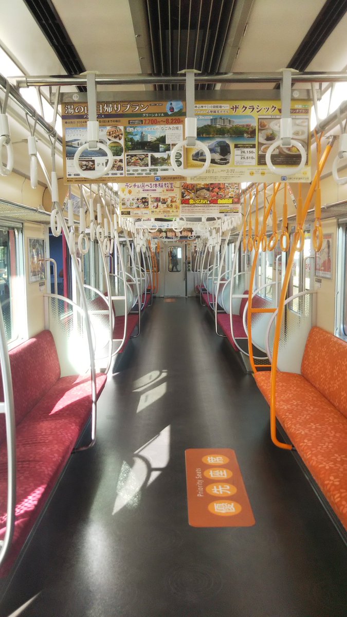 Railway_God's tweet photo. 本日、伊勢中川に向かう途中津新町行きに乗り、白塚で車両取り替えとのことだったので、白塚に着けば、隣に止まっていた取り替え車両がなんとVC42でした。津新町まで乗っちゃいました。香りが新車な感じでした。
#VC42 https://t.co/LGM15nrWCt