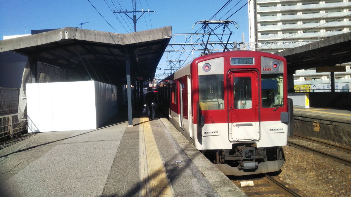 Railway_God's tweet photo. 本日、伊勢中川に向かう途中津新町行きに乗り、白塚で車両取り替えとのことだったので、白塚に着けば、隣に止まっていた取り替え車両がなんとVC42でした。津新町まで乗っちゃいました。香りが新車な感じでした。
#VC42 https://t.co/LGM15nrWCt