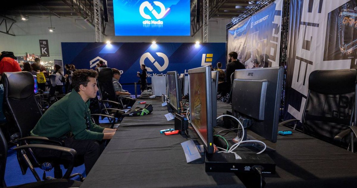 Terzo giorno qui a Milano e siamo pronti a chiudere col botto!

Vi aspettiamo per goderci quest'ultima giornata insieme a voi all'insegna dell'esport.

<a href="/Geekiustore/">Geekius Store</a> <a href="/AorusOfficial/">AORUS</a> <a href="/CORSAIR/">CORSAIR</a> 

#voisietelegaesport #gaming #esports #ultimogiorno