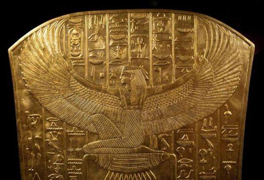AraceliRego's tweet photo. Detalle de la parte frontal de uno de los ataúdes de TUTANKAMON. Aparece ISIS arrodillada con las alas extendidas. Museo de El Cairo #antiguo #Egipto https://t.co/ci6fzduRNS