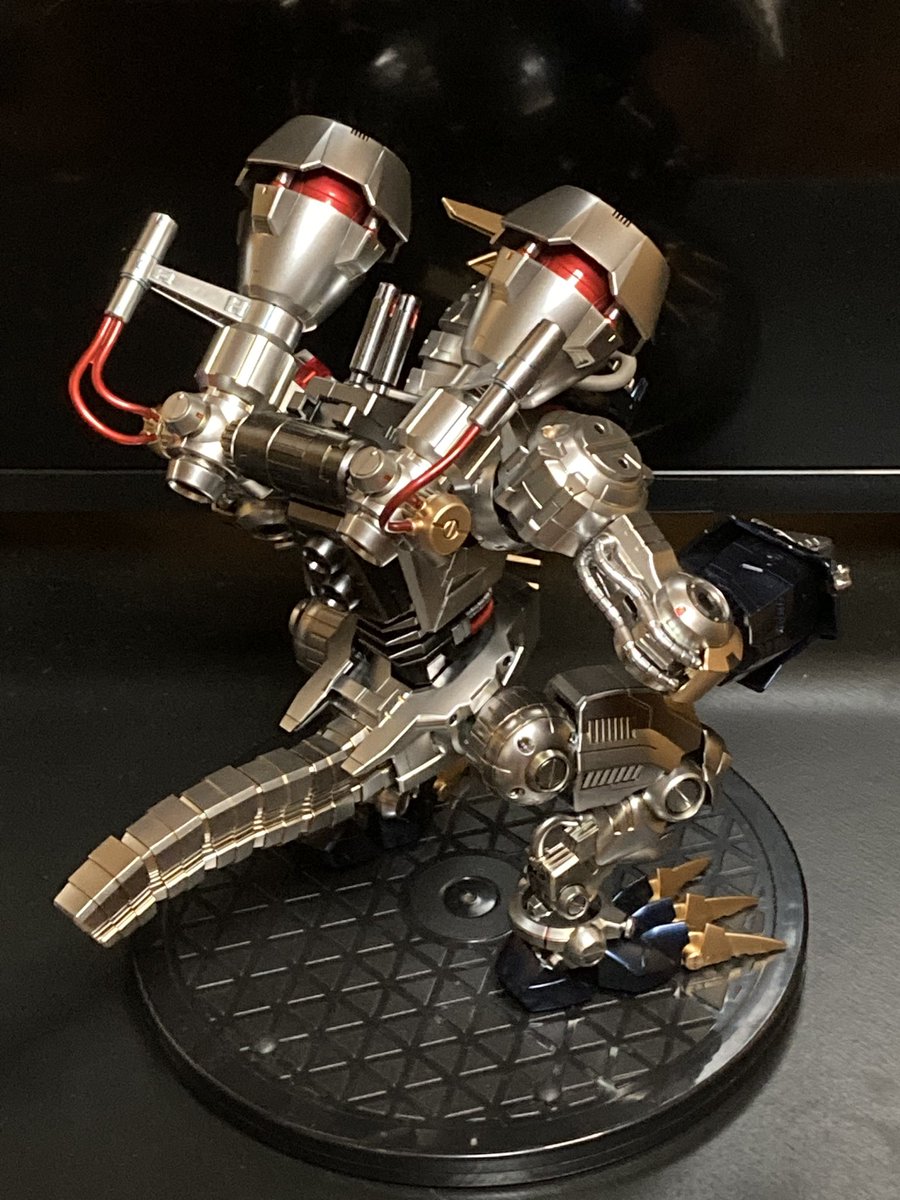 mevius423's tweet photo. ムゲンドラモン完成‼️
オリジナルアンプリファイド塗装
クリアオレンジの墨入れ
水性のクリアカラーの筆塗り
シタデルカラー
結構良い経験になりました‼️
#プラモデル 
#フィギュアライズスタンダード
#ムゲンドラモン
#コラージュ写真 https://t.co/A7h8iyd2MO