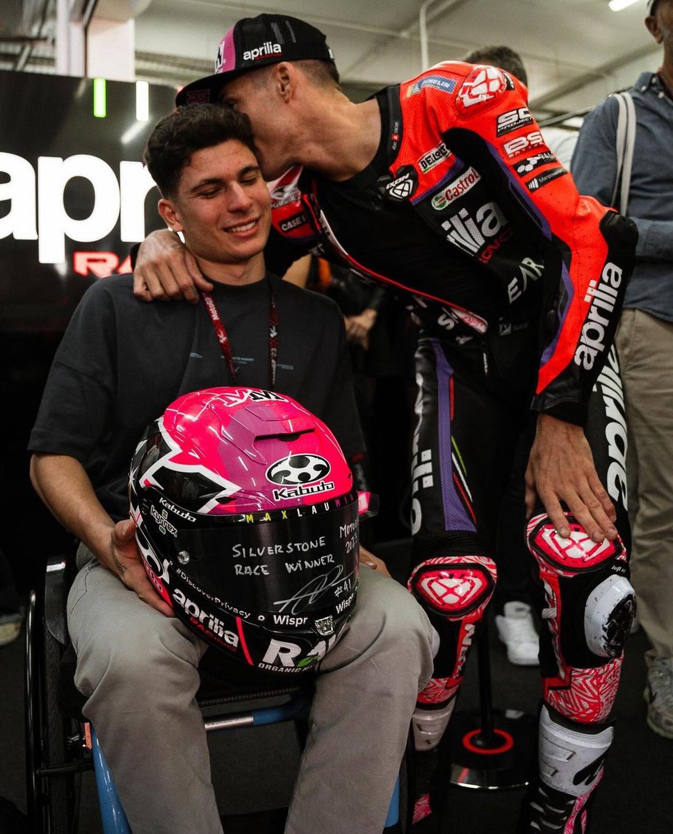 everythingmrace's tweet photo. What a gesture 👏 

Aleix Espargaro has gifted Carlos Tatay his Silverstone race winning helmet!

#MotoGP https://t.co/oih64n7MX0