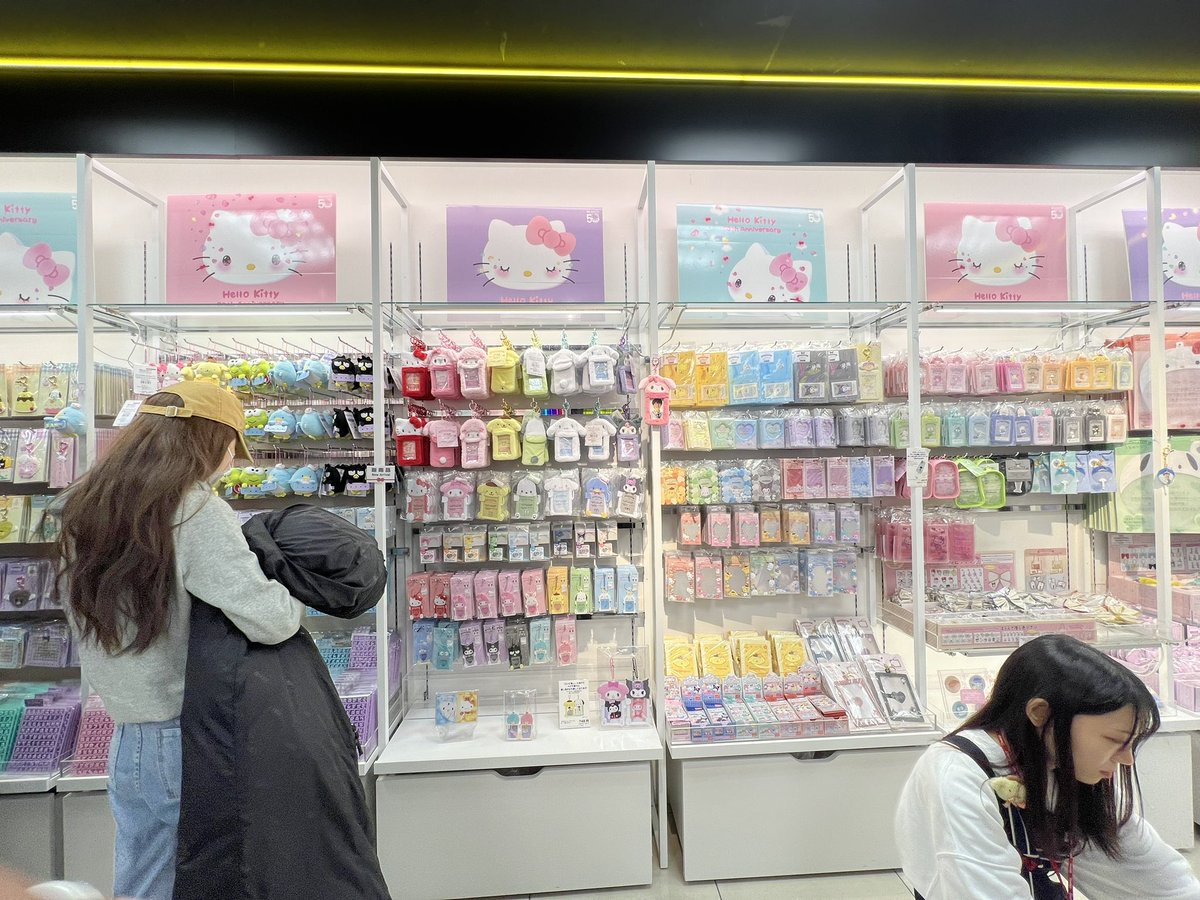 henlo may magpapabili ba? nasa sanrio store ako sa osaka 

₱220 ea all-in 

wts lfb ph skz sanrio clips