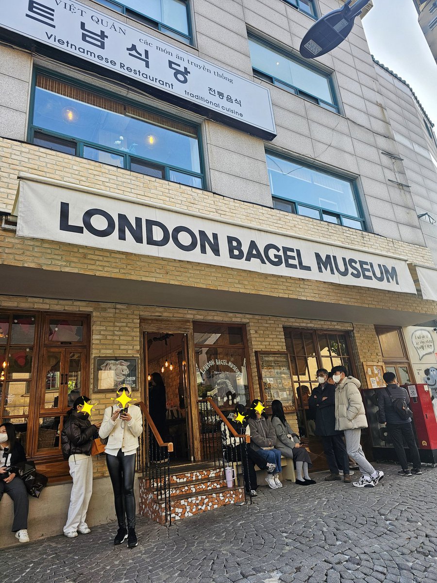 เบเกิ้ลร้านดัง 🥯 มารับคิวตอน 11 โมง แล้วออกไปเร่ร่อน กลับมาอีกทีได้คิวตอน 15.30 น. 🥹 อร่อยนะ แป้งหนึบหนับดี ถ้าได้กินแบบอุ่นร้อนหน่อยน่าจะฟินมาก 🥲 #รีวิวเกาหลี

📍[Naver Map]
London Bagel Museum Anguk Branch
서울 종로구 북촌로4길 20
naver.me/GMvgb20O

💶 20,000₩