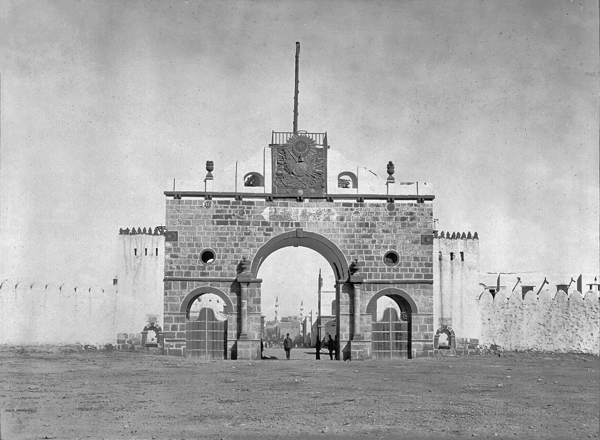 Sultan II. Mahmud döneminde inşa edilen, deniz yolu ile gelen hacıların güney batı istikametinden Medine şehrine girdikleri Anberiye kapısı, 1907.