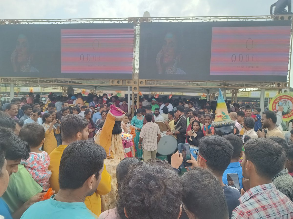 BSuman41's tweet photo. Bengaluru Kambala,Namma Kambala Day 2: Public turnout doubles on Sunday, Yakshagana including various other #Tulunadu cultural performances enthralls the crowd. 

#BengaluruKambala #Kambala #Bengaluru #Minitulunadu https://t.co/Eg3Rc0vGNy