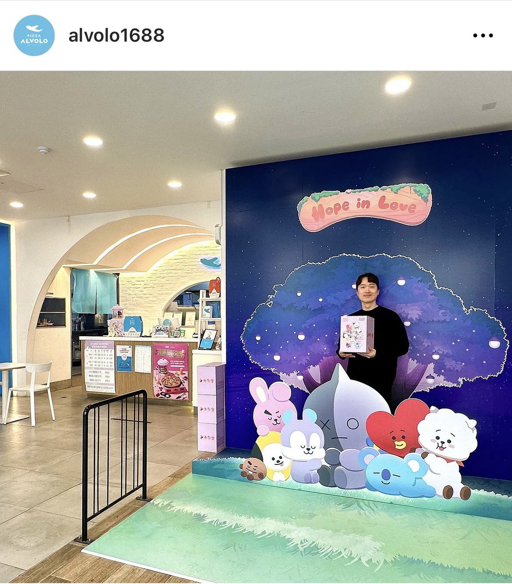 halekulani1306's tweet photo. こちら、韓国のピザ屋さん #ALVOLO との #HopeinLove フィギュア&ムードランプがもらえるコラボキャンペーンだと教えて頂きました。
🍕😭今すぐ、韓国に飛んでピザ食べに行きたい〜〜。
(日本、マスク脱ぎMANGアイテム、手に入らなさすぎ😭🍕)
#Jhope https://t.co/FALDU3BHH3