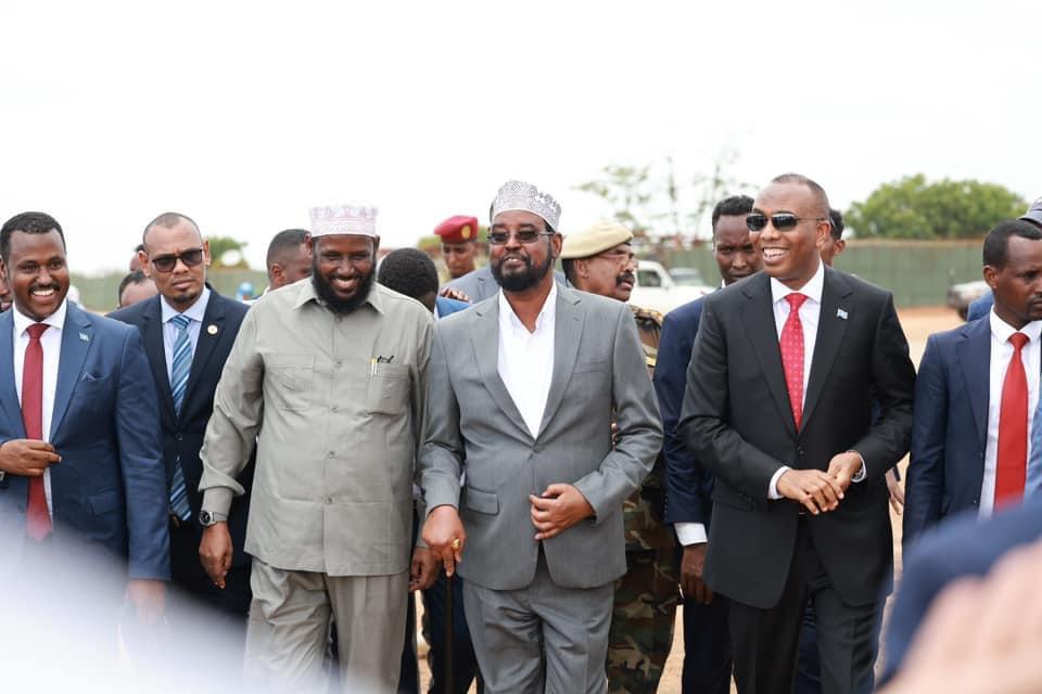 TheDailySomalia's tweet photo. Prime Minister @HamzaAbdiBarre received a warm reception in #Kismayo, #Jubbaland during his visit to assess the aftermath of #ElNino floods and to accelerate the second phase of war against Al-Shabaab, per @SomaliPM Office. https://t.co/zDqIZrZbrA