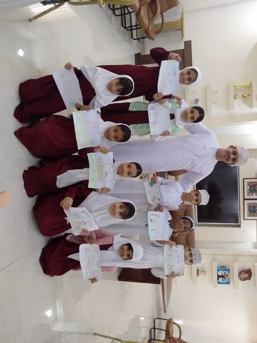 SB_Municipality's tweet photo. بهدف غرس السلوكيات الحسنة في نفوس النشىء  
 قامت #دائرة_البلدية_بالمصنعة✨
بتنفيذ مرسماً  توعوياً لمجموعة من طلبة المدارس، في قاعة دائرة البلدية عن أهمية دور النظافة الشخصية و العامة في حياتنا اليومية. https://t.co/I0vfB718zW