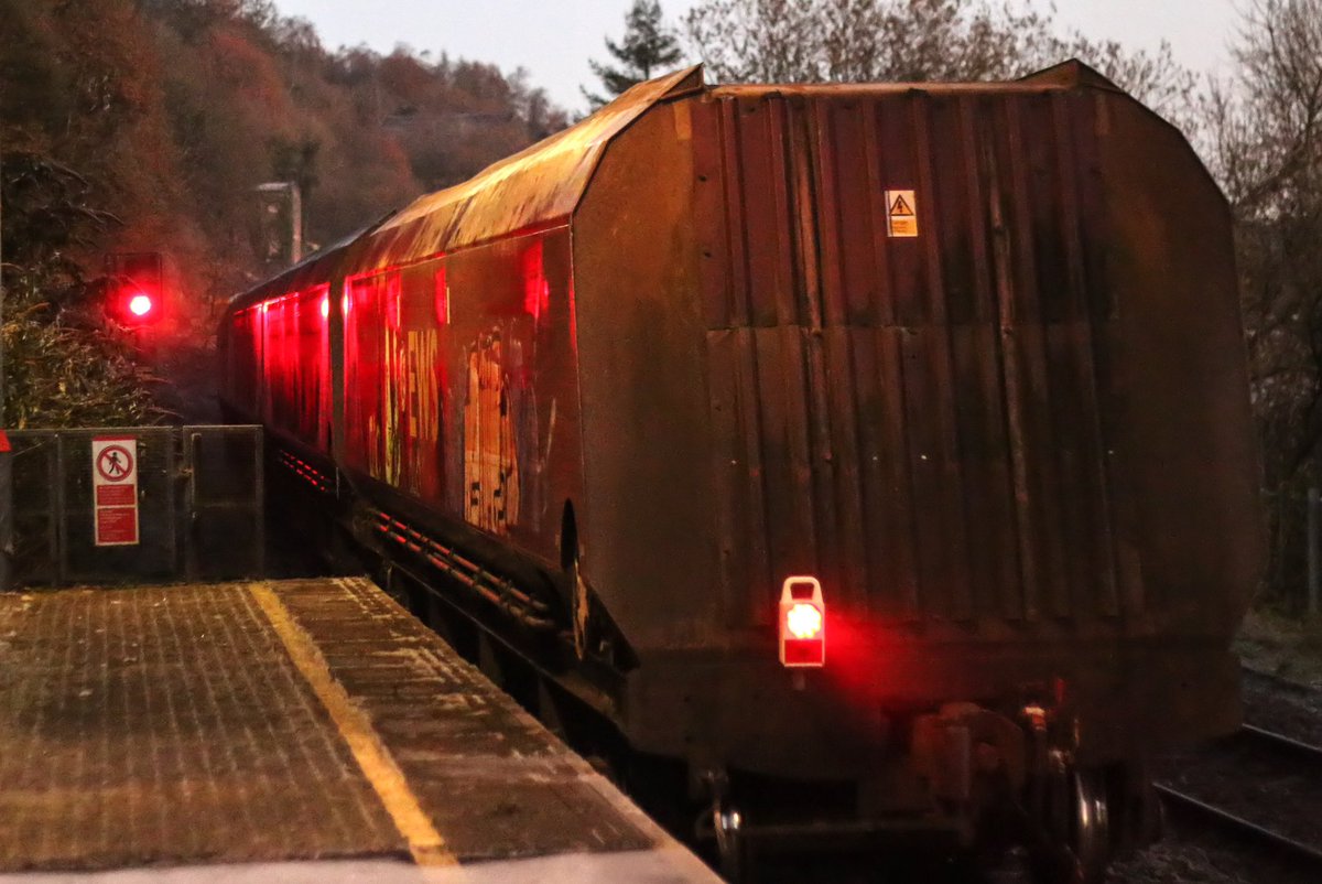 Buzz37295's tweet photo. Something slightly different for #SundaySignal CF2840 at Llanbradach and 4C93’s tail light 25.11.2023 ©️ NH https://t.co/wi9liJquN3