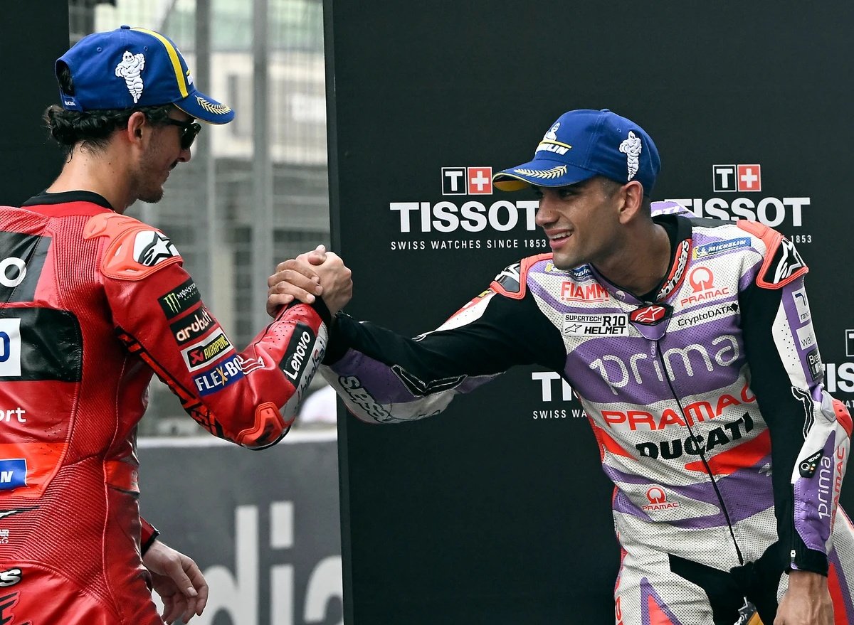 OneMotorEN's tweet photo. The accounts of Jorge Martín 🇪🇸 to be champion today in the #ValenciaGP 🏆🤞🏻

Bagnaia is 6th or worse and Martín wins
Bagnaia is 11th or worse and Martín is 2nd
Bagnaia is 15th or worse and Martín is 3rd https://t.co/iKTOUSIYTB