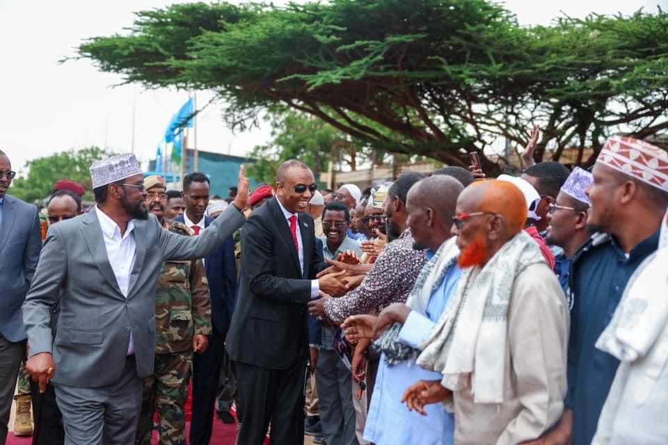 TheDailySomalia's tweet photo. Prime Minister @HamzaAbdiBarre received a warm reception in #Kismayo, #Jubbaland during his visit to assess the aftermath of #ElNino floods and to accelerate the second phase of war against Al-Shabaab, per @SomaliPM Office. https://t.co/zDqIZrZbrA