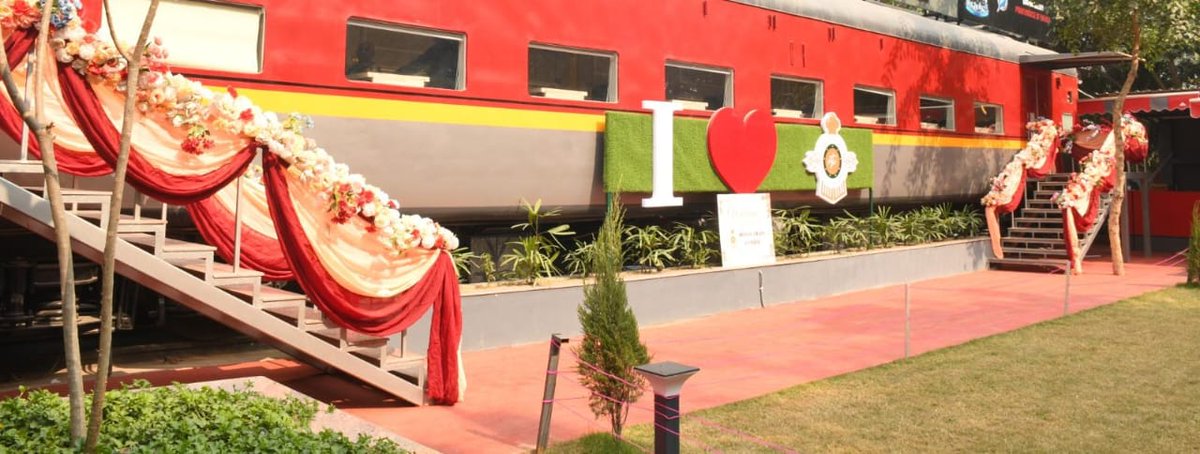 RailMinIndia's tweet photo. उत्तर प्रदेश के गोमती नगर रेलवे स्टेशन के परिसर में पुराने कोच को मॉडीफाई कर बनाए गए ‘रेल कोच रेस्टोरेंट’ का शुभारंभ किया गया है। अब लखनऊ के स्थानीय लोग एवं रेल यात्री इस रेस्टोरेंट में स्वादिष्ट व्यंजनों का आनंद उठा सकेंगे। https://t.co/tRDjKLMhFc