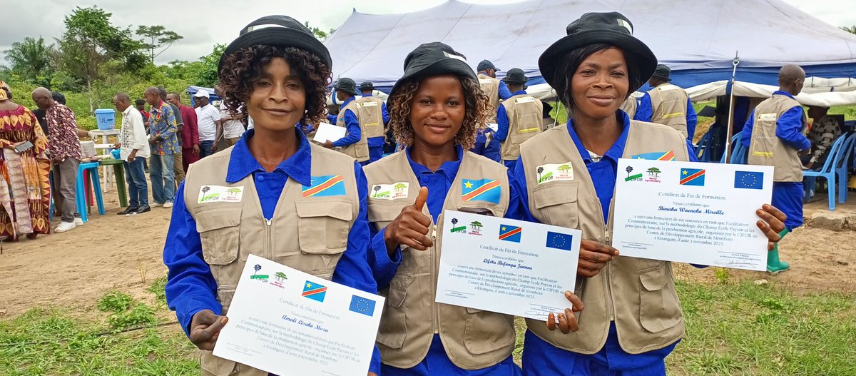 RDC/Kisangani, ferme Momboto. Après 2 mois de formation organisée par le CIFOR-ICRAF, une 30ne de cultivateurs reçoit des brevets lors d’une cérémonie présidée par P. Valencio Assumani, ministre chargé de l’agriculture et environnement.