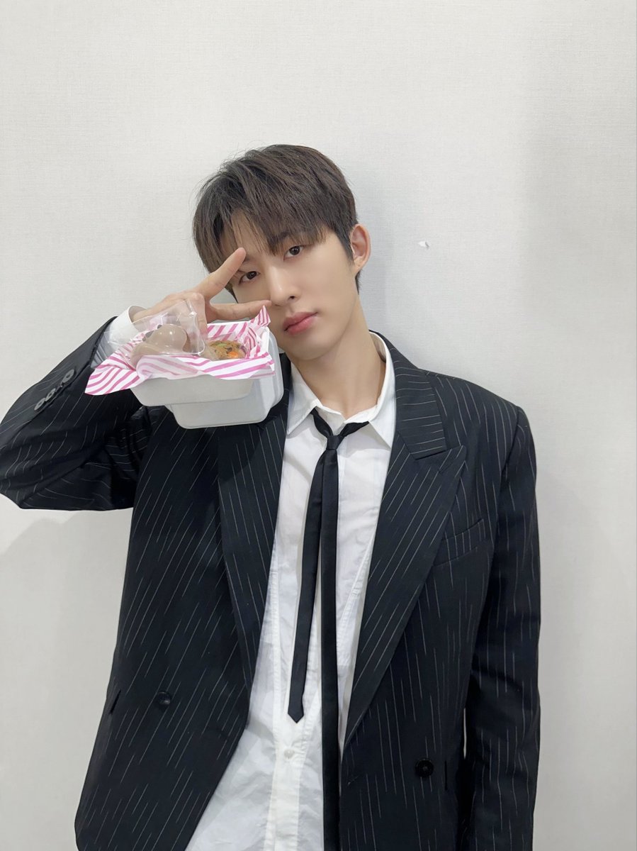 BI_131official's tweet photo. #bcut 🆔 이번 한 주도 고생 많았어요❣️
추운 날씨 몸 건강히 따뜻하게 보내요🥰 https://t.co/8c5Ca2YoTS