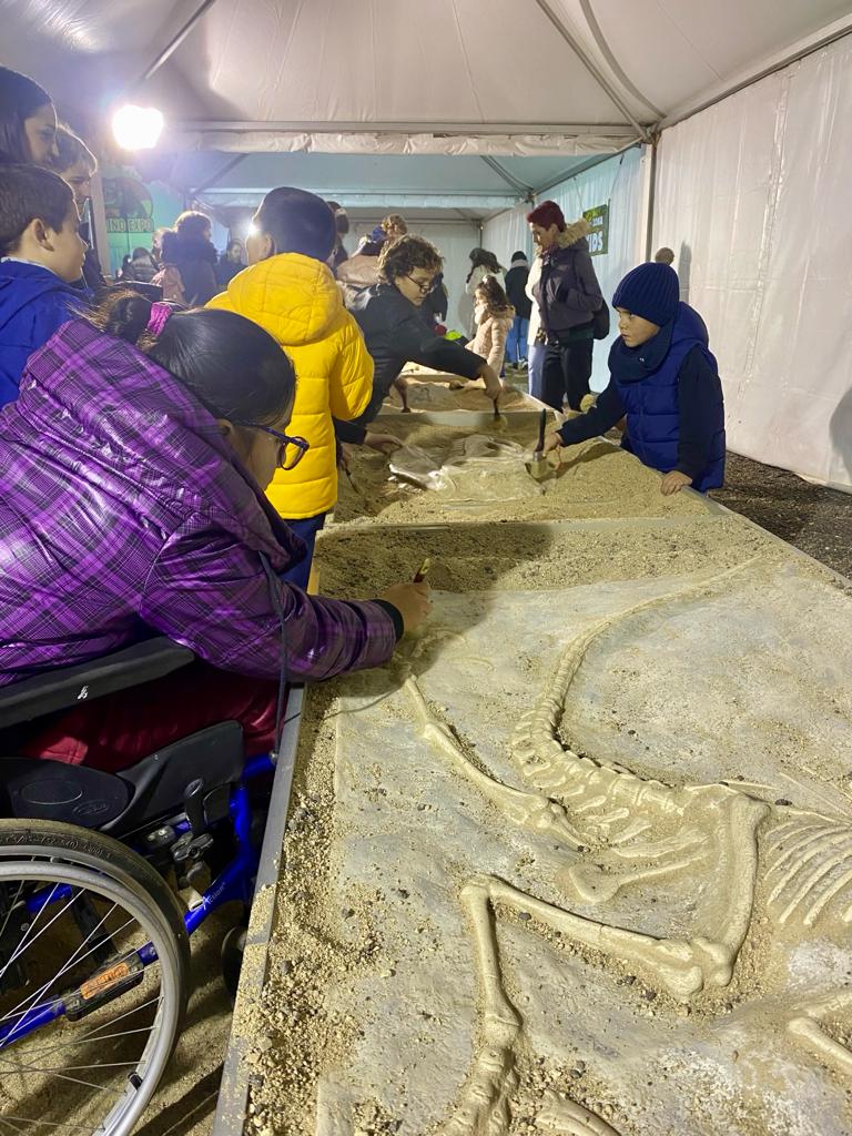 apaipainclusion's tweet photo. Aprendimos a identificar huesos en los yacimientos con la inestimable ayuda del #voluntariado de APAIPA y @voluntmadrid. También impresionantes recreaciones de la vida en el #Cuaternario. https://t.co/EOCC4D4dpe