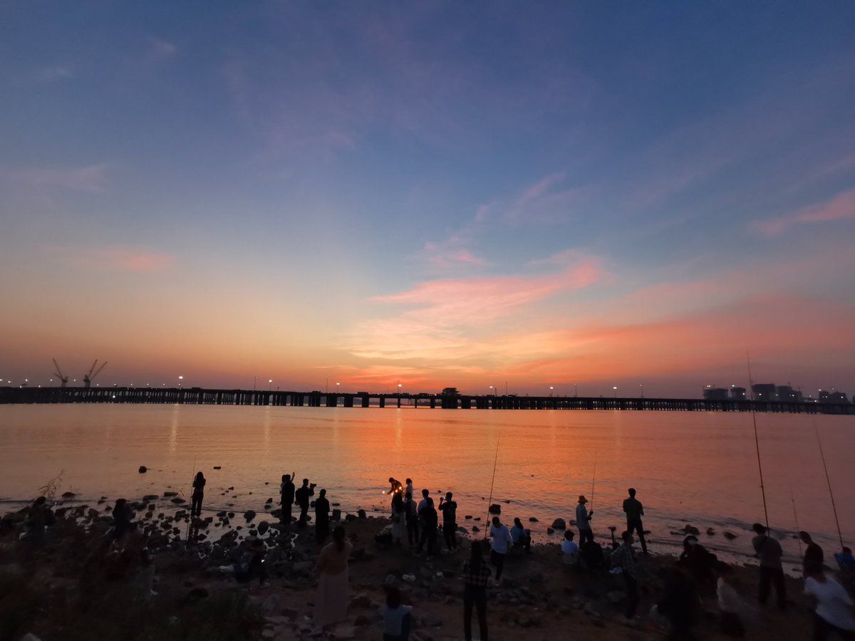 JasonYuok's tweet photo. The sunset in Shenzhen bay where filled with many people who are traveling freely with their families and friends.
#Shenzhenbay #Travel 
#familyfun #WeekendKaVaar 
#sunsetphotography 
#Hongk https://t.co/CUJo4TNinG