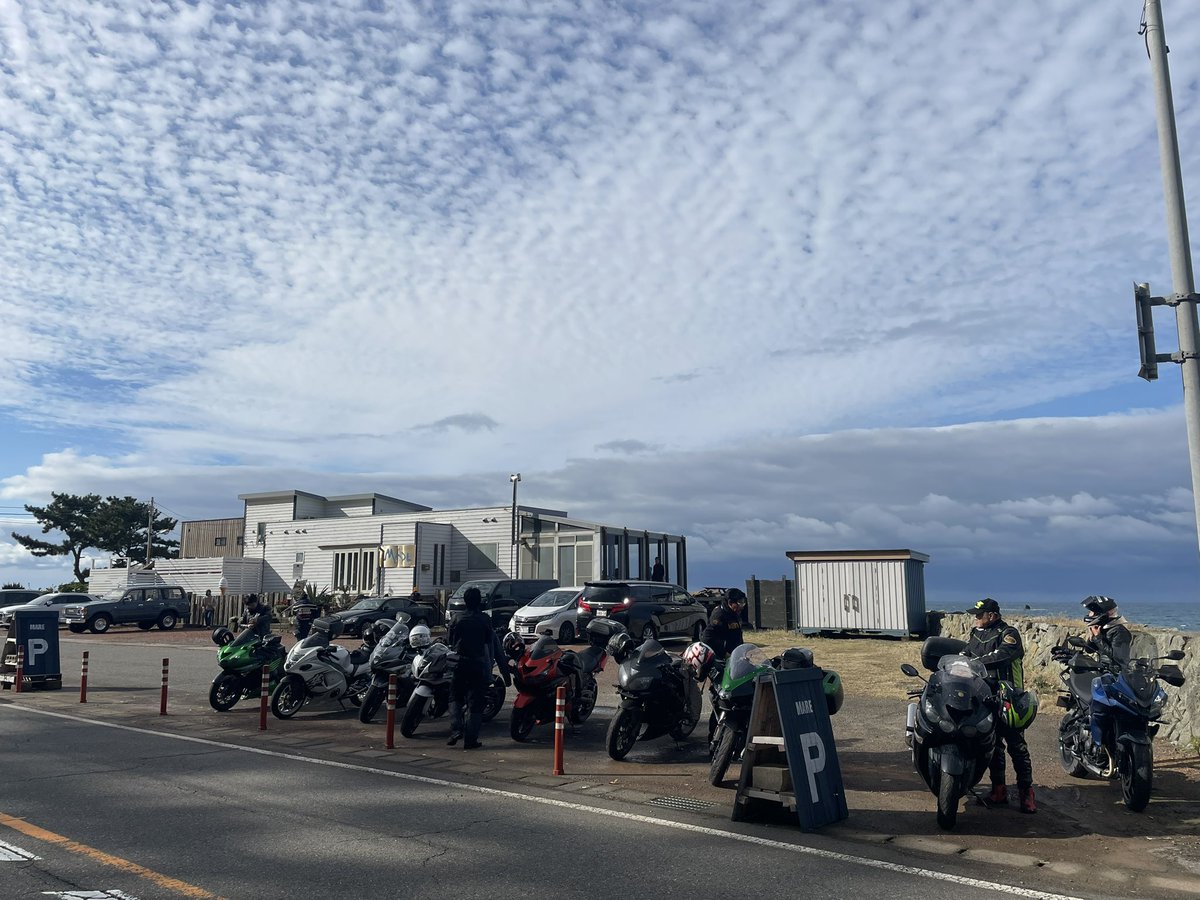 flag_mark2's tweet photo. 今日はバイク仲間9台で #福井県 の #CafeMare へ走り納めツーリング🏍³₃して来ました♪
CafeMareさんで食べたランチはローストビーフ丼💡
店内からの海の見晴らしもよく絶景で屋外でも食べれる場所が沢山あり今度暖かくなった時また来てお外でランチしたいですね。
✌︎︎︎⸜(*˙꒳˙*)⸝✌︎
#バイク https://t.co/1N0CCWNpHr