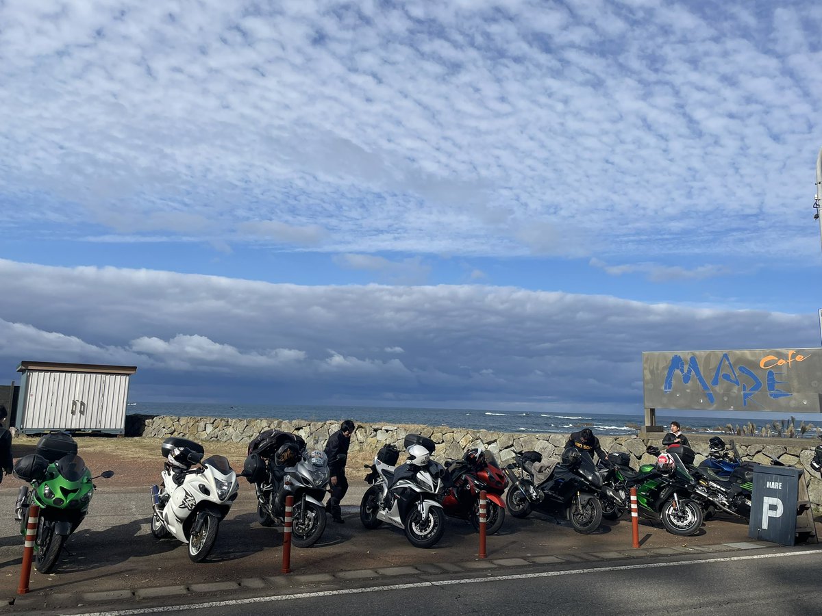 flag_mark2's tweet photo. 今日はバイク仲間9台で #福井県 の #CafeMare へ走り納めツーリング🏍³₃して来ました♪
CafeMareさんで食べたランチはローストビーフ丼💡
店内からの海の見晴らしもよく絶景で屋外でも食べれる場所が沢山あり今度暖かくなった時また来てお外でランチしたいですね。
✌︎︎︎⸜(*˙꒳˙*)⸝✌︎
#バイク https://t.co/1N0CCWNpHr