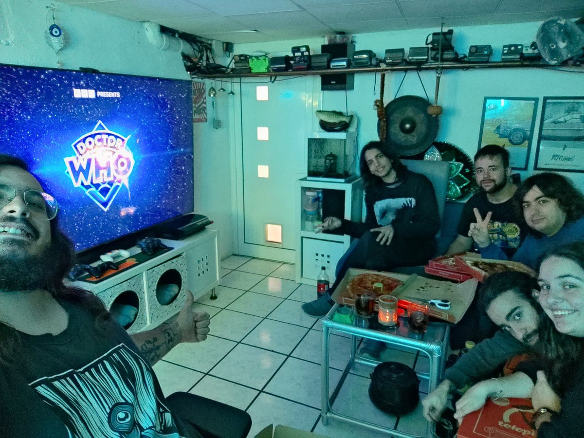 Nosotros nos reunimos anoche para ver el especial de #DoctorWho. ¿Vosotros ya lo habéis visto?