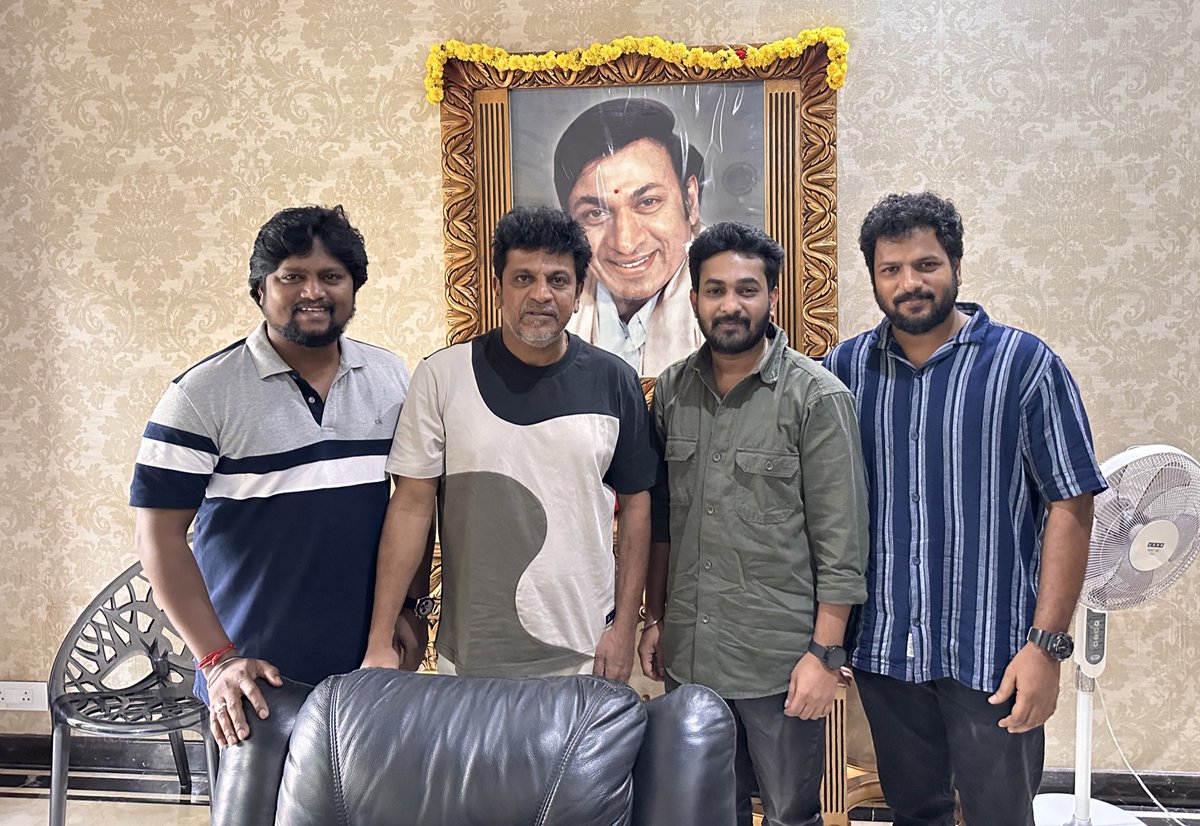 Blessed to have met @NimmaShivanna Anna today in Bangalore. Anna took his time to appreciate our movie Dada and gave us his blessings and love. With @Ezhil_DOP @APVMaran #nimmashivanna #dada #bangalore