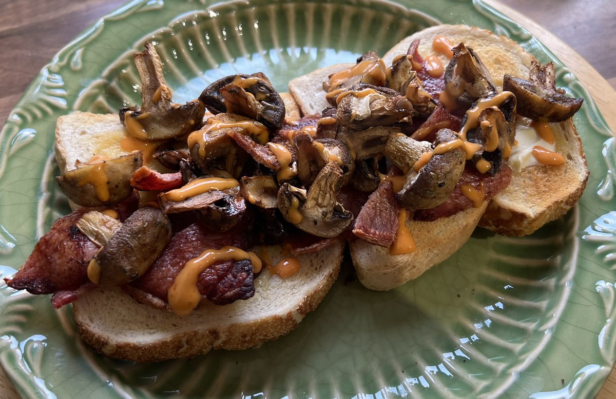 Don’t know how I’ve lived without an air fryer for so long. 

Bacon and Mushrooms on toast with Sriracha Mayo and a mug of Tea. Great way to start the day 🤤