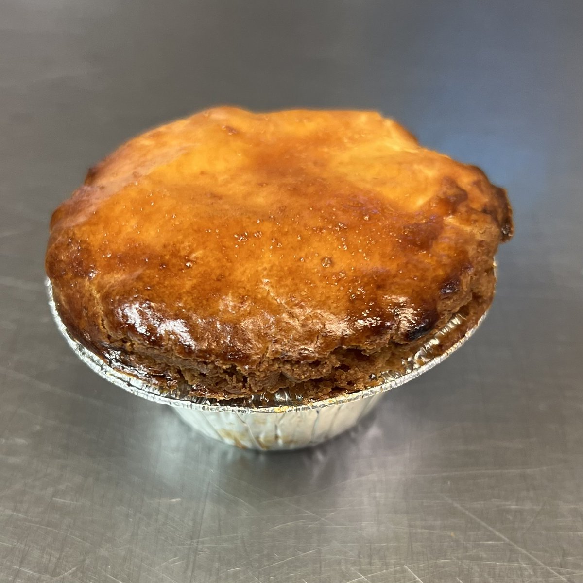 👀 JUST LOOK AT THIS SHINY BOI! 👀

Mince pies are BACK, baby!🎄 Available retail and wholesale.

Shortcrust pastry, all the fruits, soaked in aaaaall the booze, since sometime way back when in September, maketh the most tremendous pies 🥧 

Go on. It’ll make you feel all festive