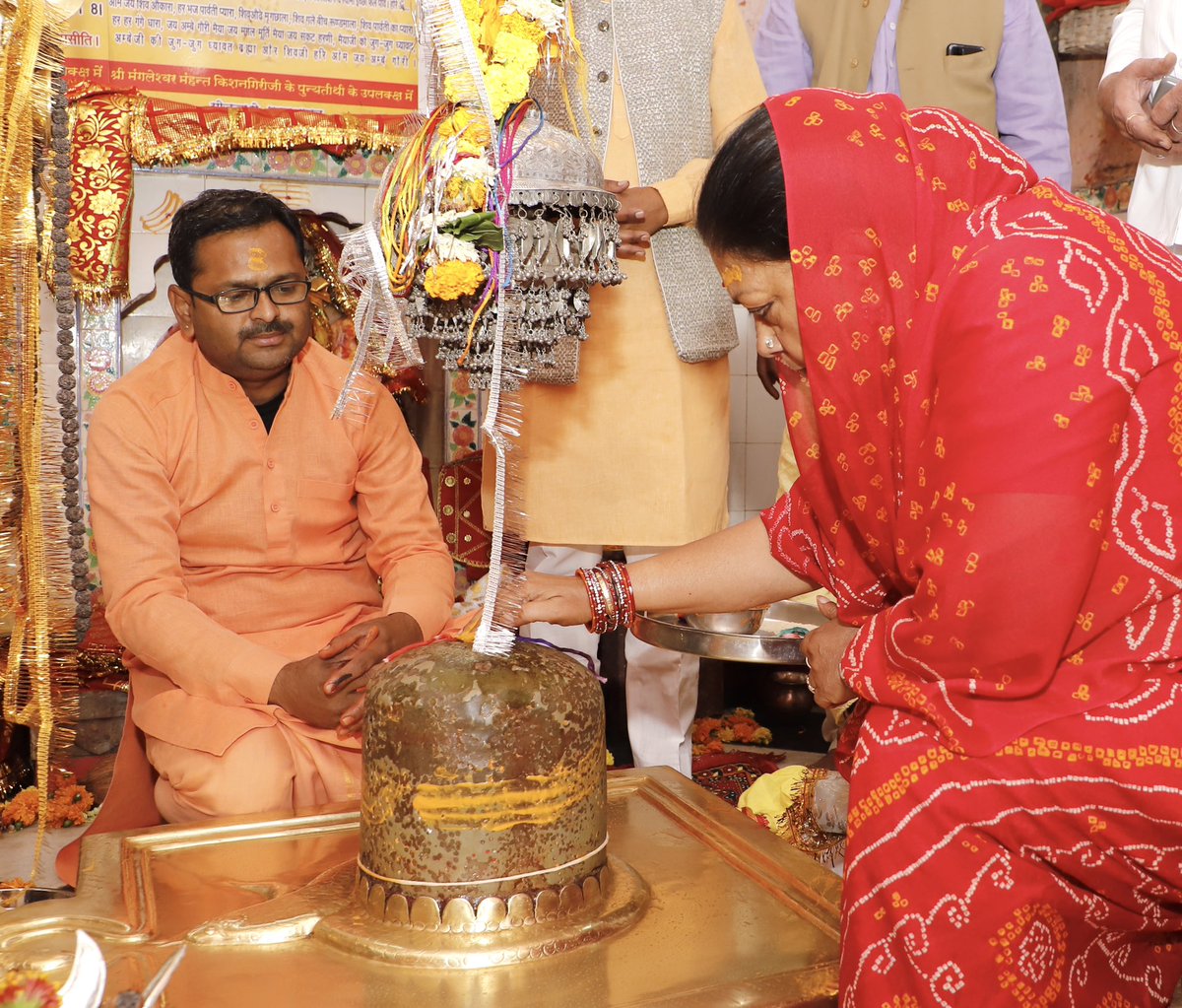 VasundharaBJP's tweet photo. बीते दिनों चुनावी दौरों की व्यस्तता के चलते गौतमेश्वर महादेव मंदिर की यात्रा नहीं कर पाई थी। इसलिए आज अरनोद, प्रतापगढ़ स्थित अति प्राचीन श्री गौतमेश्वर महादेव मंदिर पहुंचकर दर्शन एवं पूजन किया।

यहां महादेव से सभी के सुख स्वास्थ्य की मंगल कामना की!

#Arnod #GautameshwarMahadev https://t.co/BRSsjjcAgU