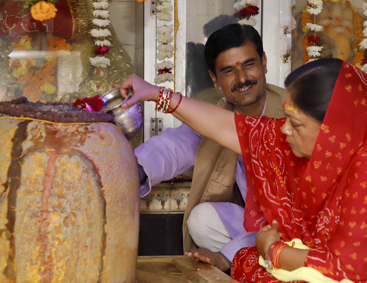 VasundharaBJP's tweet photo. बीते दिनों चुनावी दौरों की व्यस्तता के चलते गौतमेश्वर महादेव मंदिर की यात्रा नहीं कर पाई थी। इसलिए आज अरनोद, प्रतापगढ़ स्थित अति प्राचीन श्री गौतमेश्वर महादेव मंदिर पहुंचकर दर्शन एवं पूजन किया।

यहां महादेव से सभी के सुख स्वास्थ्य की मंगल कामना की!

#Arnod #GautameshwarMahadev https://t.co/BRSsjjcAgU