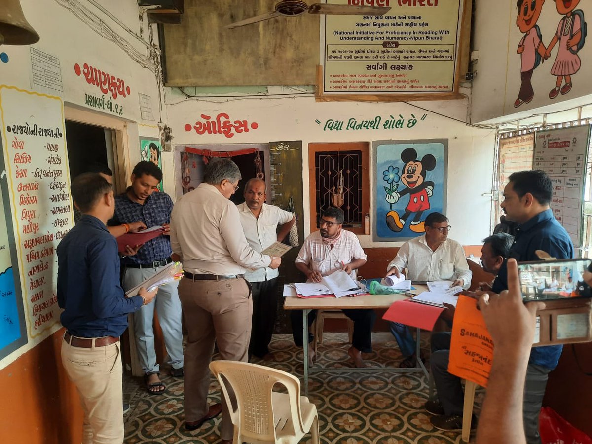 TalajaMamlatdar's tweet photo. મતદારયાદી ખાસ સંક્ષિપ્ત સુઘારણા કાર્યક્રમ અંતર્ગત આજરોજ ખાસ ઝુંબેશના દિવસે માન.કલેકટર સાહેબ, પ્રાંત અધિકારી સાહેબ સાથે રહી 100-તળાજા વિધાનસભા વિસ્તારના બુથોની ચકાસણી કરવામાં આવેલ તથા લાયકાત તારીખે 18 વર્ષ પૂર્ણ થતા તમામનું મતદારયાદીમાં નામ નોંધવા સુચના આપેલ https://t.co/wiq1PxAvvH