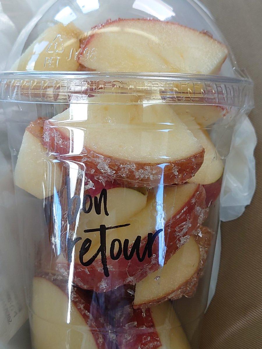 torinawae0719's tweet photo. カットりんご飴🍎
美味しかった😋
#ボンルトゥール https://t.co/MqjHt6EFoo
