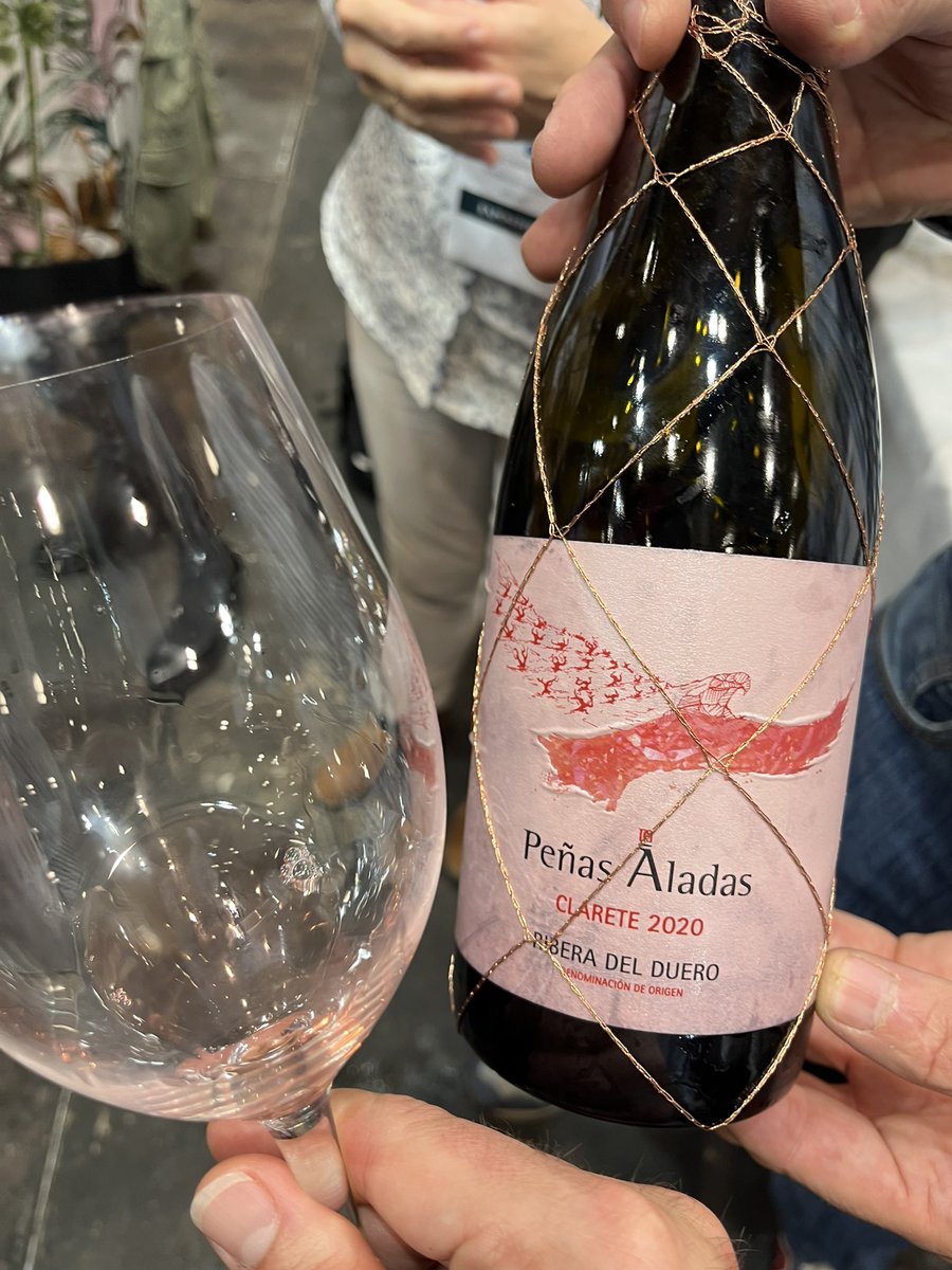 Peñas Aladas 2020 Clarete
Profundo, especiado, complejo, fruta roja madura. Boca tensa, sabrosa y muy persistente.

Este nuevo vino es toda una declaración de intenciones para los que piensan erróneamente que el clarete es un vino menor. #makeclaretegreatagain Dominio del Águila