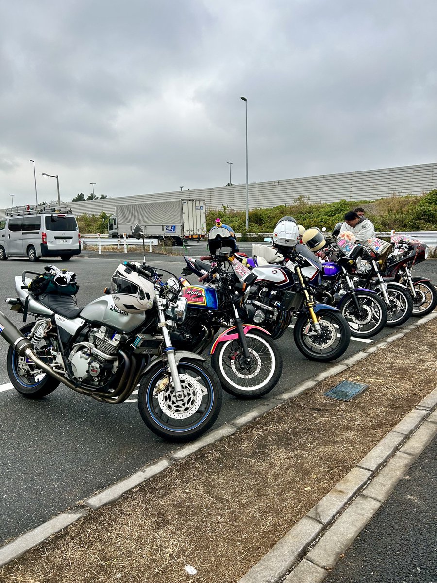 at540505's tweet photo. MFBSさんの合同ツーリングに参加。大黒〜幕張〜四街道を経由して印西で昼飯。帰りは八千代〜津田沼を経由して浦安まで走る。朝から雨が降ってコンディション悪かったけど色んな意味で熱かった。イイ1日だったね。
#xjr400r
#xjr400
#xjr
#mfbs https://t.co/tIeLJHTePg